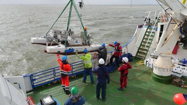 Der ferngesteuerte Forschungskatamaran „Cat“ wird von Bord der Senckenberg ins Wasser gelassen