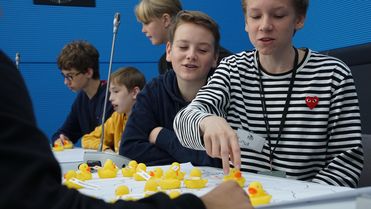 Schülerinnen und Schüler beim Wissenschaftsplanspiel „Pimp My Ocean!” im Wissenschaftsjahr Meere und Ozeane 